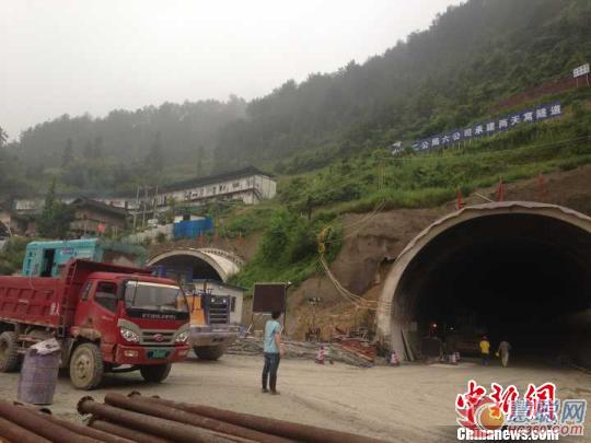   8��10�����F��ʡʯ��h����(n��i)һ�ڽ����ٹ�·�����l(f��)��̮���������y(t��ng)Ӌ��13�˱�������Ԯ�����M(j��n)����